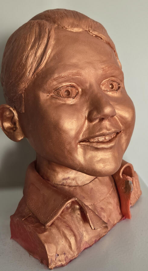EMBER (2025) – Life sized portrait bust. Oil-based clay, bronze resin cold cast. (32 cm x 22 cm x 17 cm)